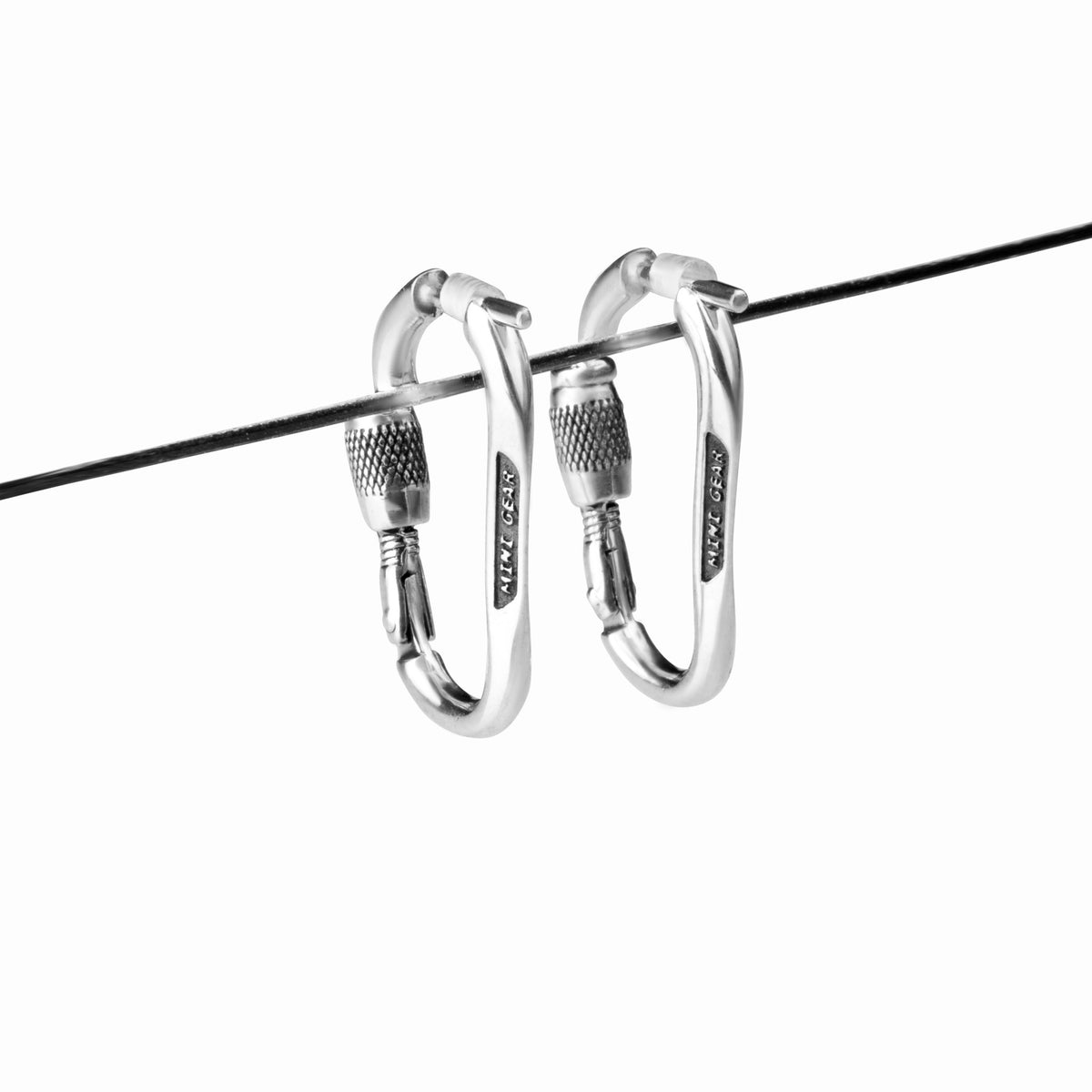 Detailansicht: MiniGear Kletterkarabiner-Ohrringe aus 925er Sterlingsilber auf weißem Hintergrund