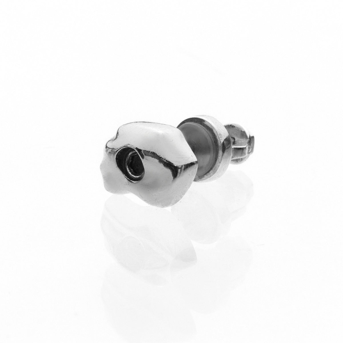 Detailansicht: MiniGear Crimp-Griff-Ohrstecker aus 925er Sterlingsilber auf weißem Hintergrund