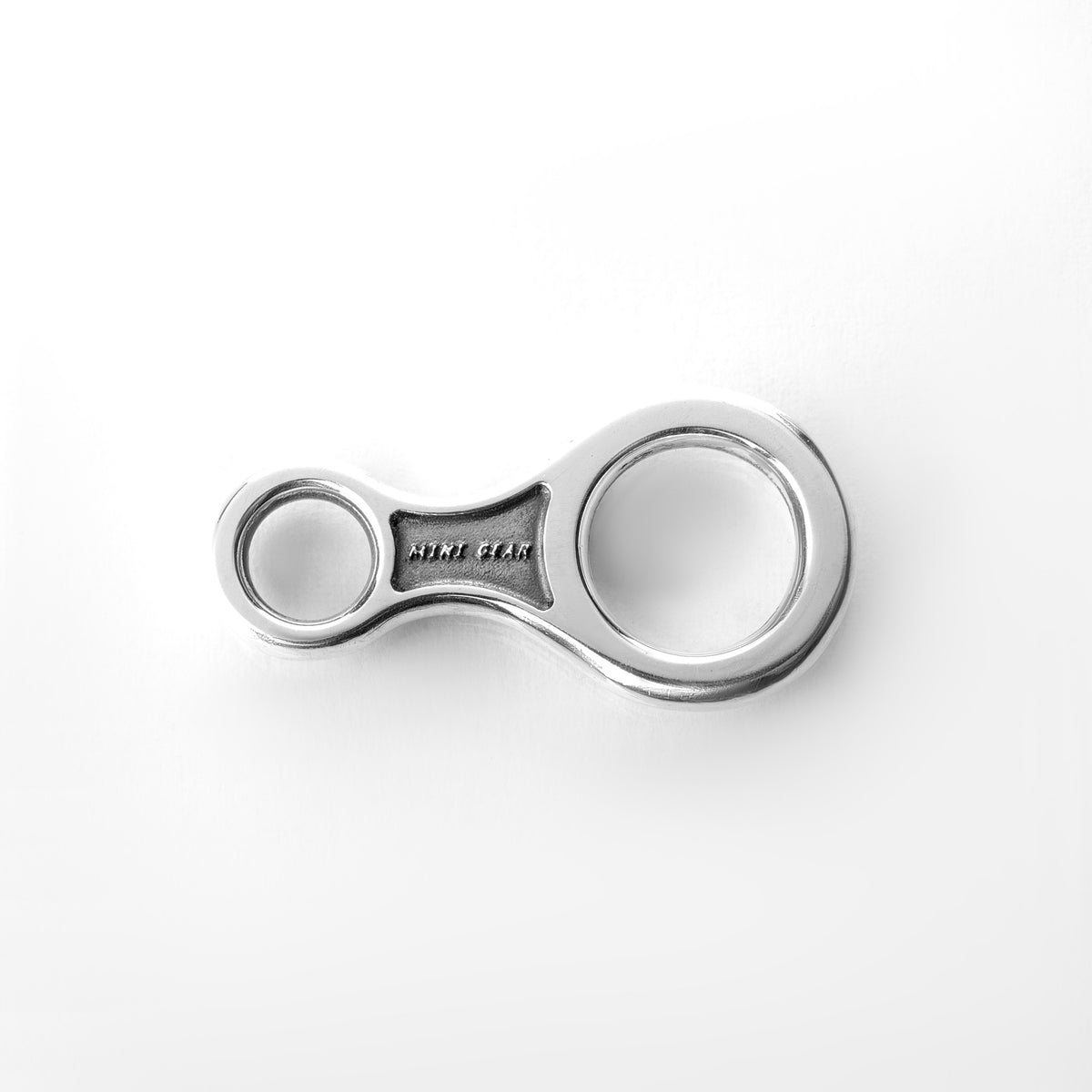 Detailansicht: MiniGear Abseilachter-Anhänger aus 925er Sterlingsilber auf weißem Hintergrund