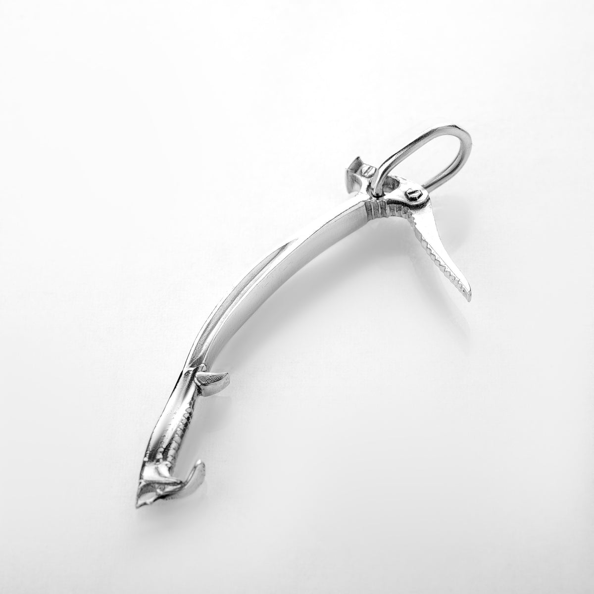 Weitere Produktansicht: MiniGear Eispickel-Anhänger aus 925er Sterlingsilber auf weißem Hintergrund