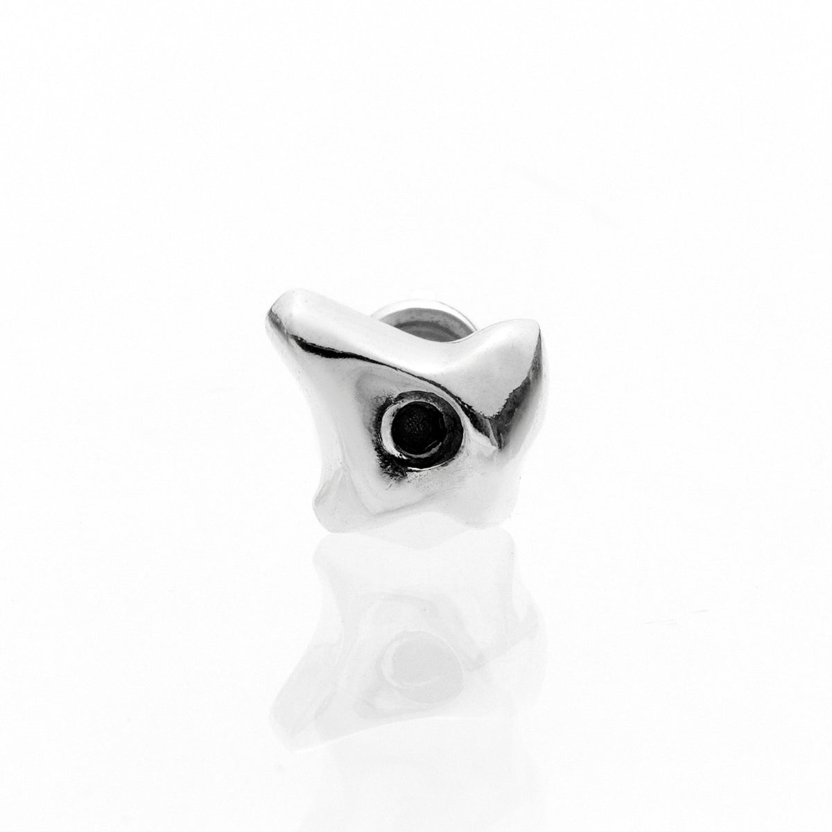 MiniGear Pinch-Griff-Ohrstecker aus 925er Sterlingsilber auf weißem Hintergrund