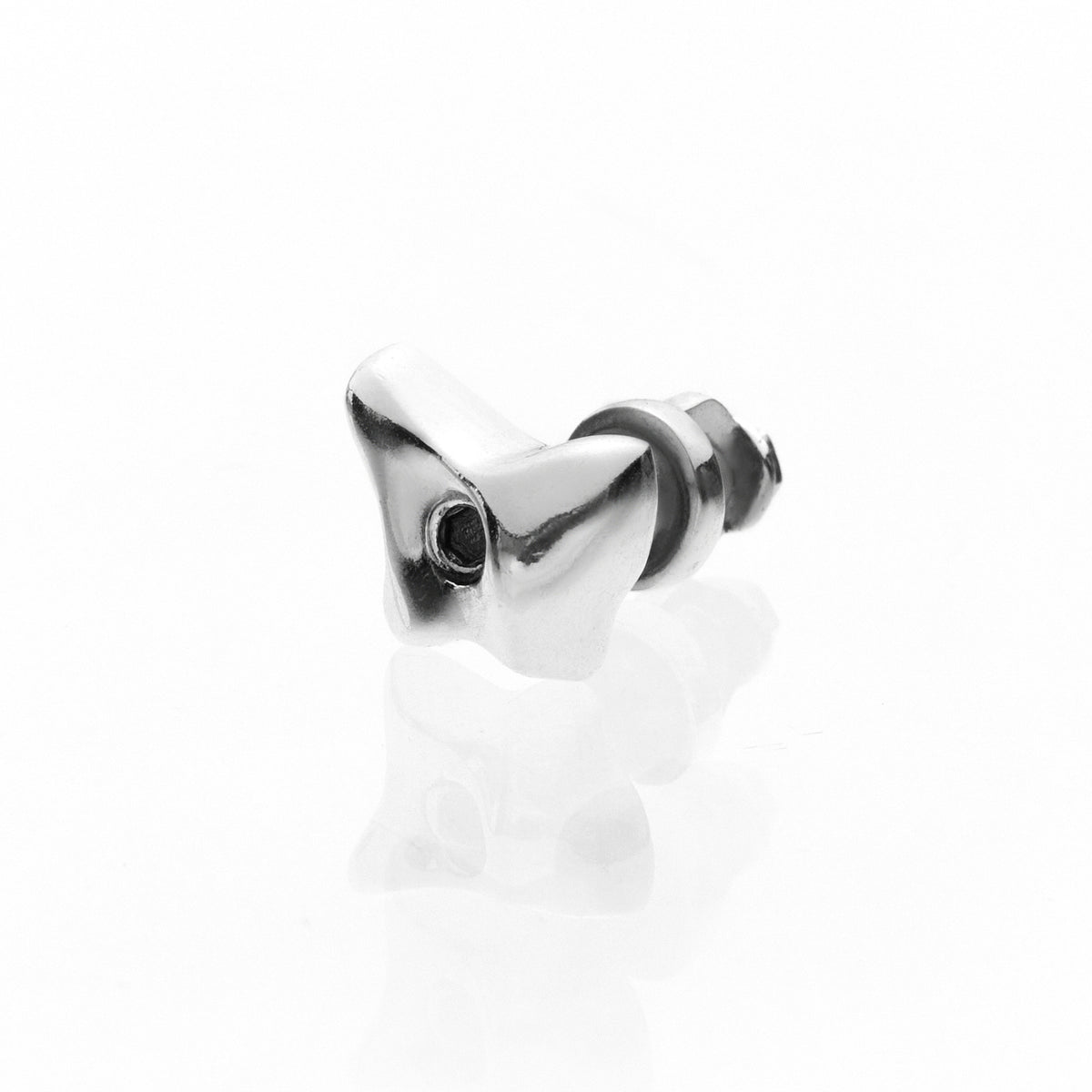 Detailansicht: MiniGear Pinch-Griff-Ohrstecker aus 925er Sterlingsilber auf weißem Hintergrund