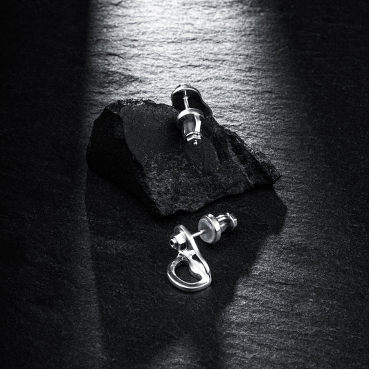 MiniGear Bohrhaken-Ohrringe aus 925er Sterlingsilber auf dunklem Hintergrund