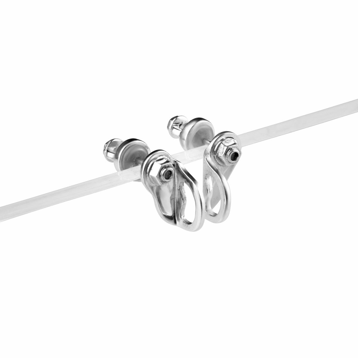MiniGear Bohrhaken-Ohrringe aus 925er Sterlingsilber auf weißem Hintergrund