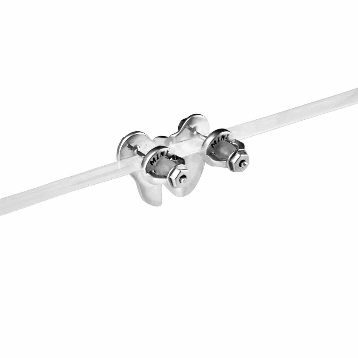 Detailansicht: MiniGear Bohrhaken-Ohrringe aus 925er Sterlingsilber auf weißem Hintergrund