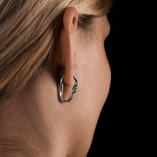 MiniGear Kletterkarabiner-Ohrringe aus 925er Sterlingsilber am Ohr getragen