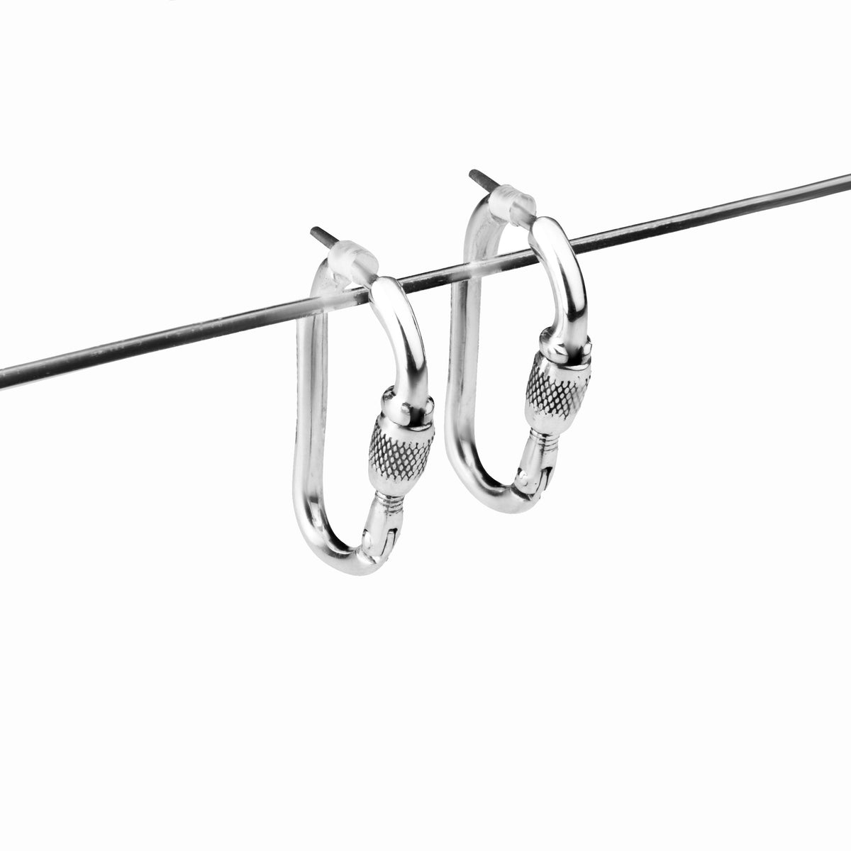 MiniGear Kletterkarabiner-Ohrringe aus 925er Sterlingsilber auf weißem Hintergrund