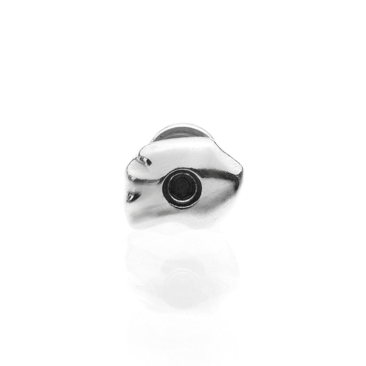 MiniGear Crimp-Griff-Ohrstecker aus 925er Sterlingsilber auf weißem Hintergrund