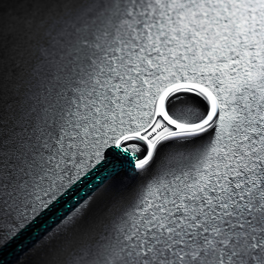 MiniGear Abseilachter-Anhänger aus 925er Sterlingsilber auf dunklem Hintergrund