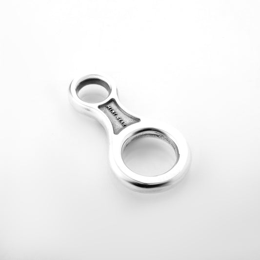 MiniGear Abseilachter-Anhänger aus 925er Sterlingsilber auf weißem Hintergrund