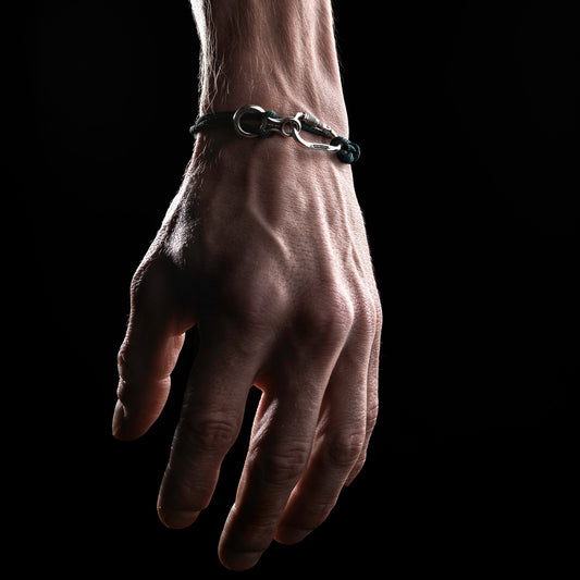 MiniGear Armband-Set mit Schraubkarabiner und Abseilachter aus 925er Sterlingsilber am Handgelenk getragen