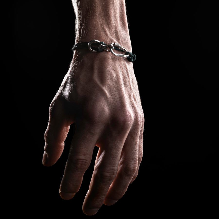 MiniGear Armband-Set mit Schraubkarabiner und Abseilachter aus 925er Sterlingsilber am Handgelenk getragen