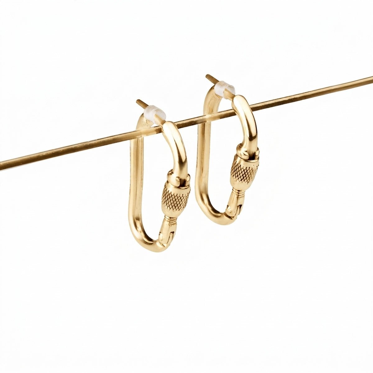 Paar vergoldete Kletterkarabiner-Ohrringe aus 925er Sterlingsilber auf weißem Hintergrund.