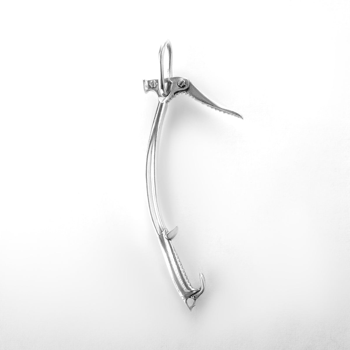 MiniGear Eispickel-Anhänger aus 925er Sterlingsilber auf weißem Hintergrund