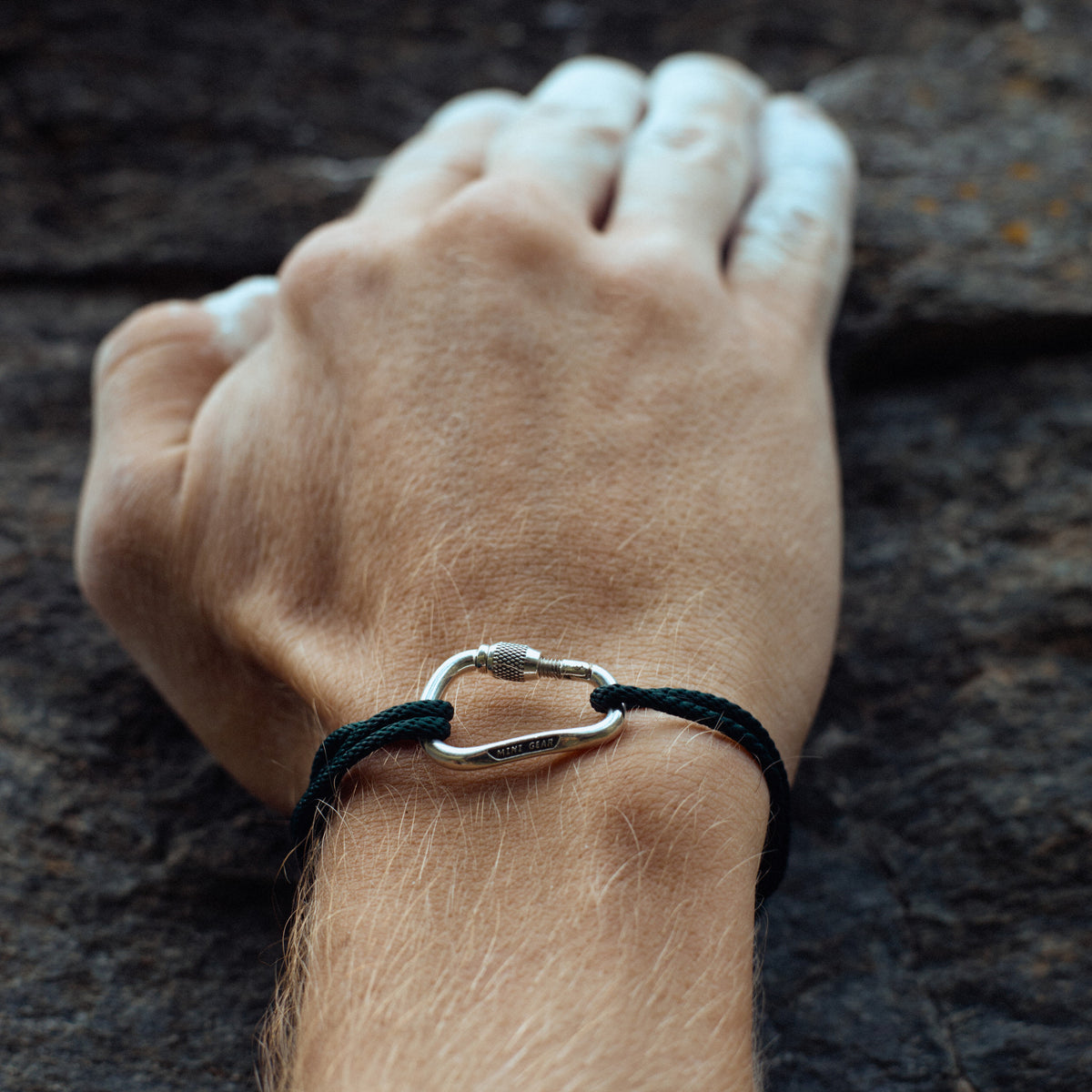 Detailansicht: MiniGear Keylock-Karabiner-Armband aus 925er Sterlingsilber am Handgelenk