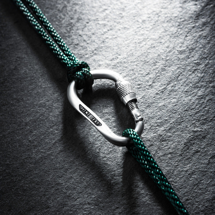 MiniGear Keylock-Karabiner-Armband aus 925er Sterlingsilber auf dunklem Hintergrund