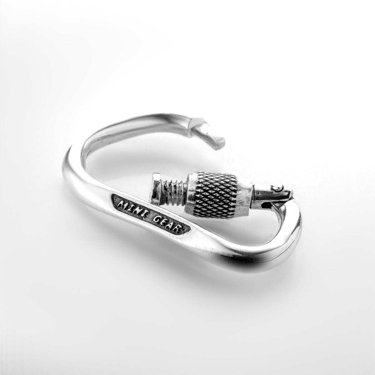 MiniGear Keylock-Karabiner-Armband aus 925er Sterlingsilber auf weißem Hintergrund