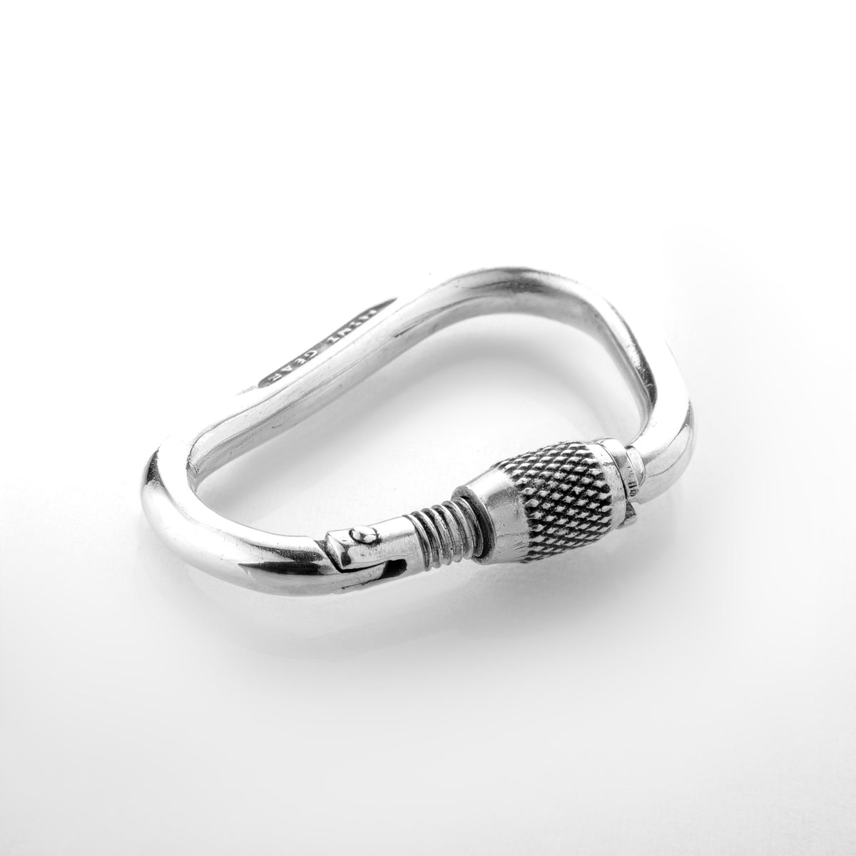 Detailansicht: MiniGear Keylock-Karabiner-Armband aus 925er Sterlingsilber auf weißem Hintergrund
