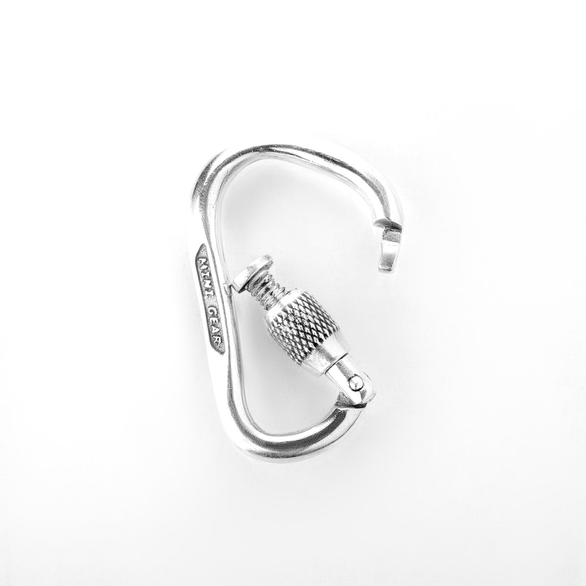 Nahaufnahme: MiniGear Keylock-Karabiner-Armband aus 925er Sterlingsilber auf weißem Hintergrund