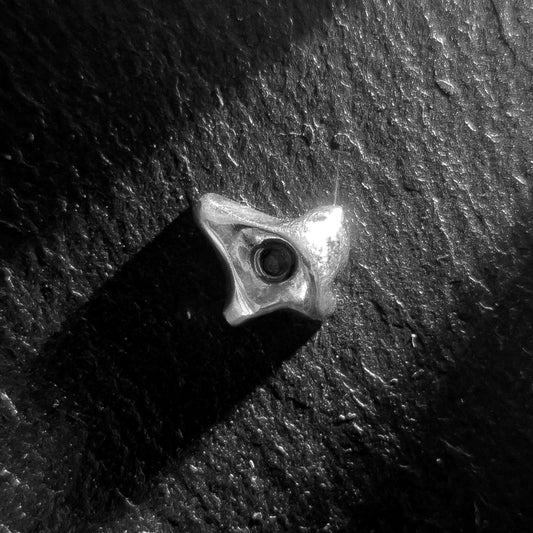 MiniGear Pinch-Griff-Ohrstecker aus 925er Sterlingsilber auf dunklem Hintergrund