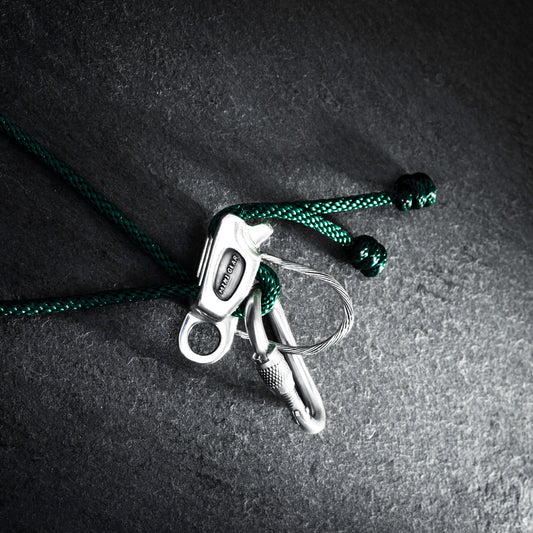 MiniGear Anhänger-Set mit Schraubkarabiner und Tube aus 925er Sterlingsilber auf dunklem Hintergrund