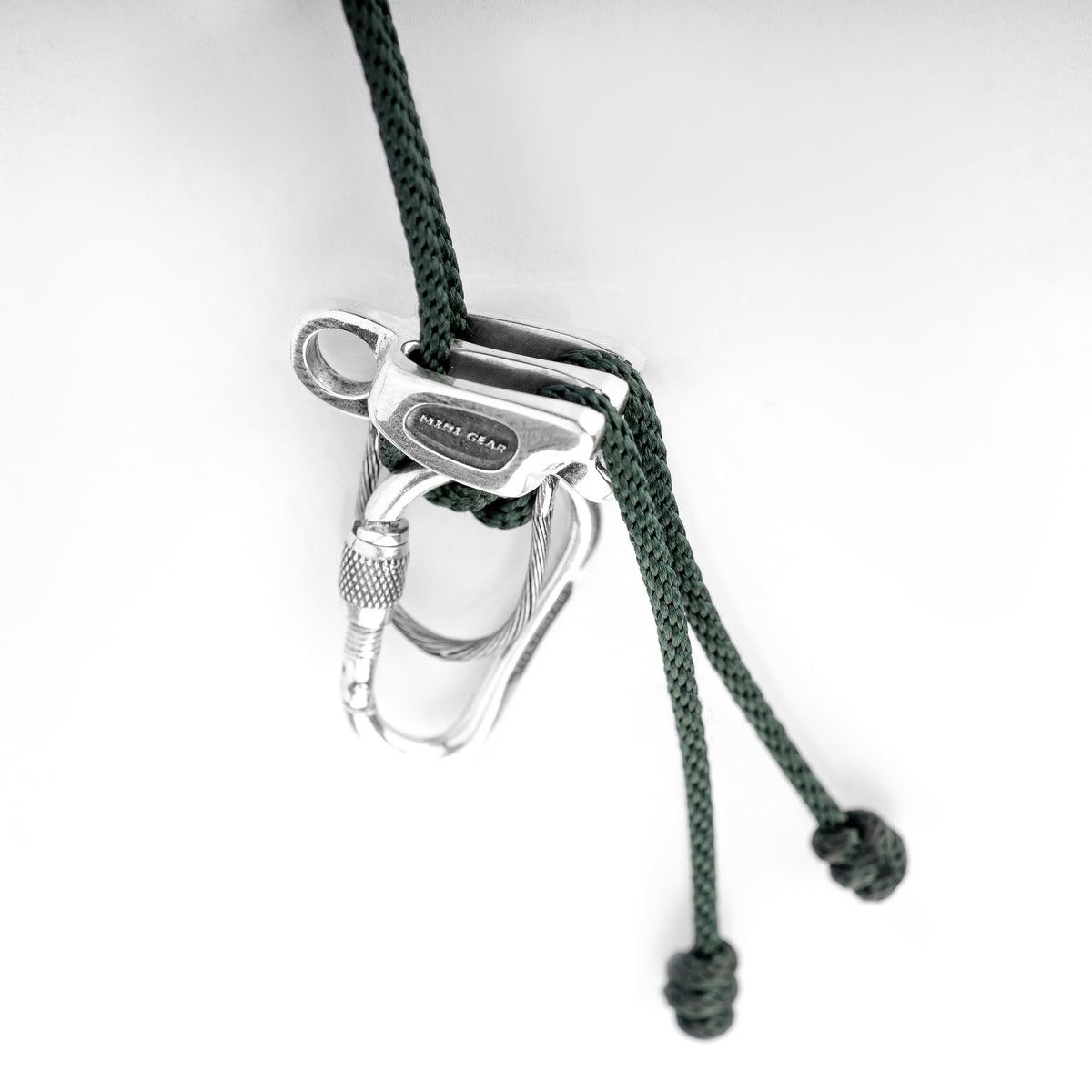 Detailansicht: MiniGear Anhänger-Set mit Schraubkarabiner und Tube aus 925er Sterlingsilber auf weißem Hintergrund