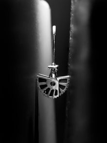MiniGear Schmuckstücke aus 925er Sterlingsilber auf dunklem Hintergrund