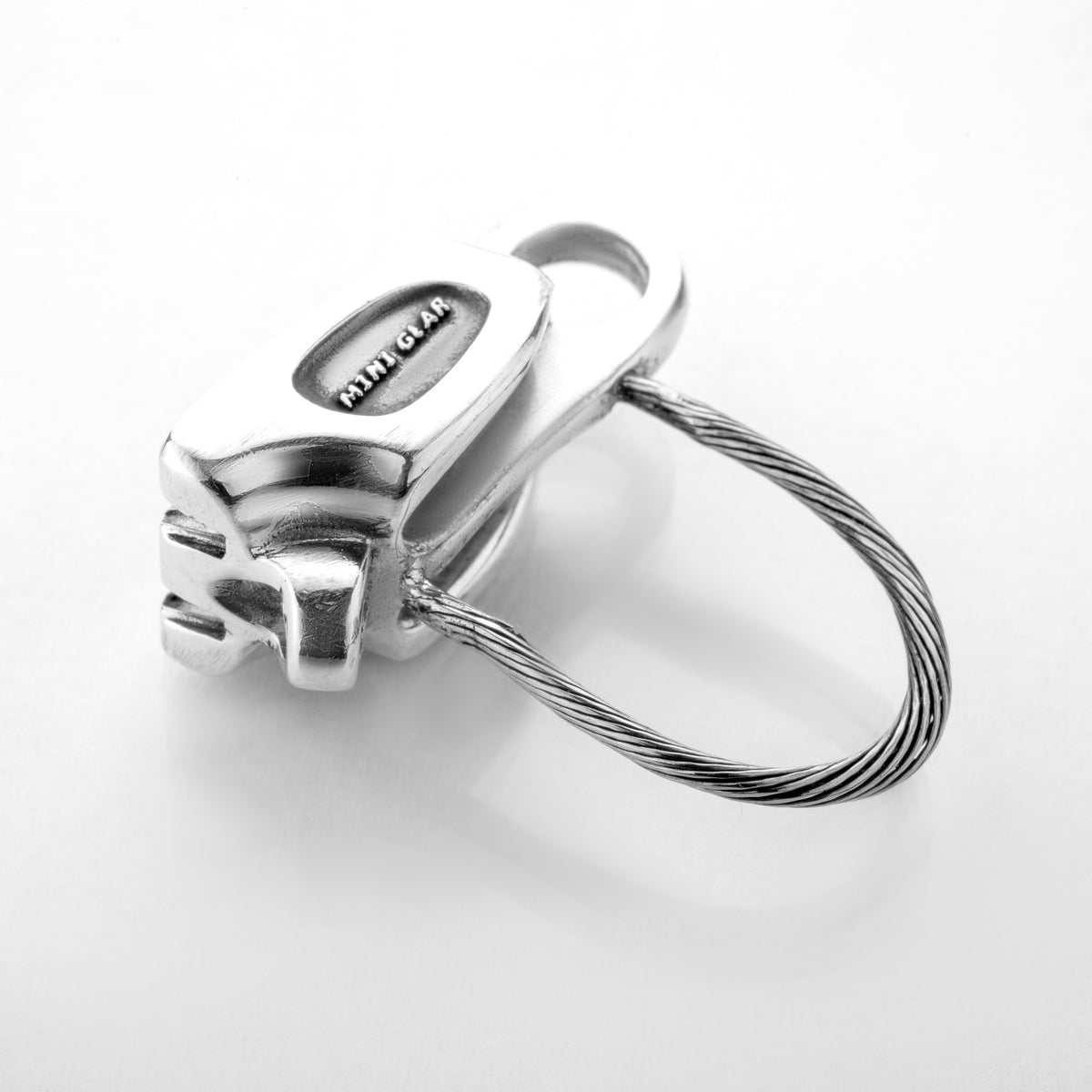 MiniGear Tube-Sicherungsgerät-Anhänger aus 925er Sterlingsilber auf weißem Hintergrund