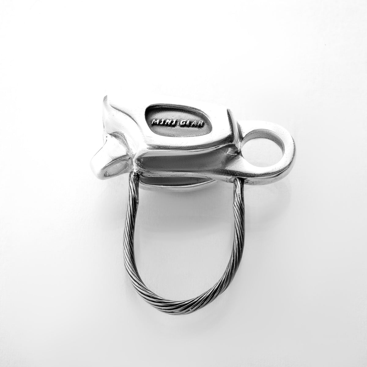 Detailansicht: MiniGear Tube-Sicherungsgerät-Anhänger aus 925er Sterlingsilber auf weißem Hintergrund