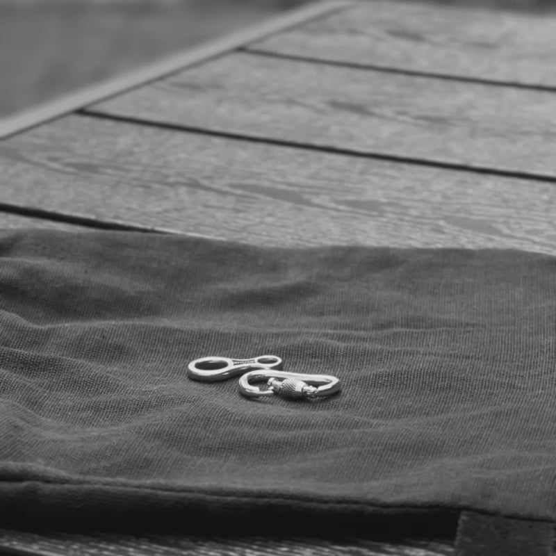 Produktvideo des Armband-Sets mit Schraubkarabiner und Abseilachter aus Sterlingsilber.