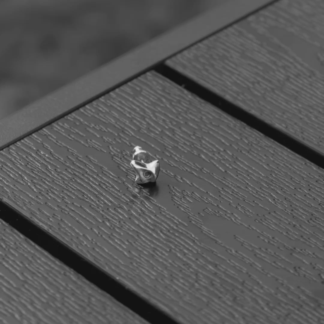 Produktvideo der Pinch-Griff-Ohrstecker aus Sterlingsilber mit minimalistischer Klettergriff-Form.